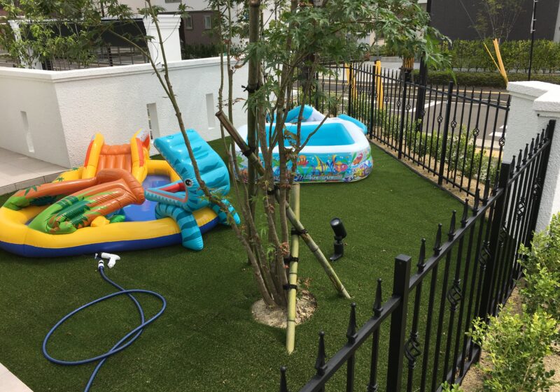 お庭は人工芝を敷きました。裸足で遊べますね。